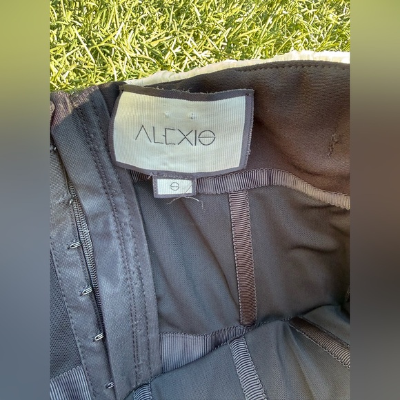 ✨ Alexis Ruffle-Trim Mini Dress - Picture 4 of 6